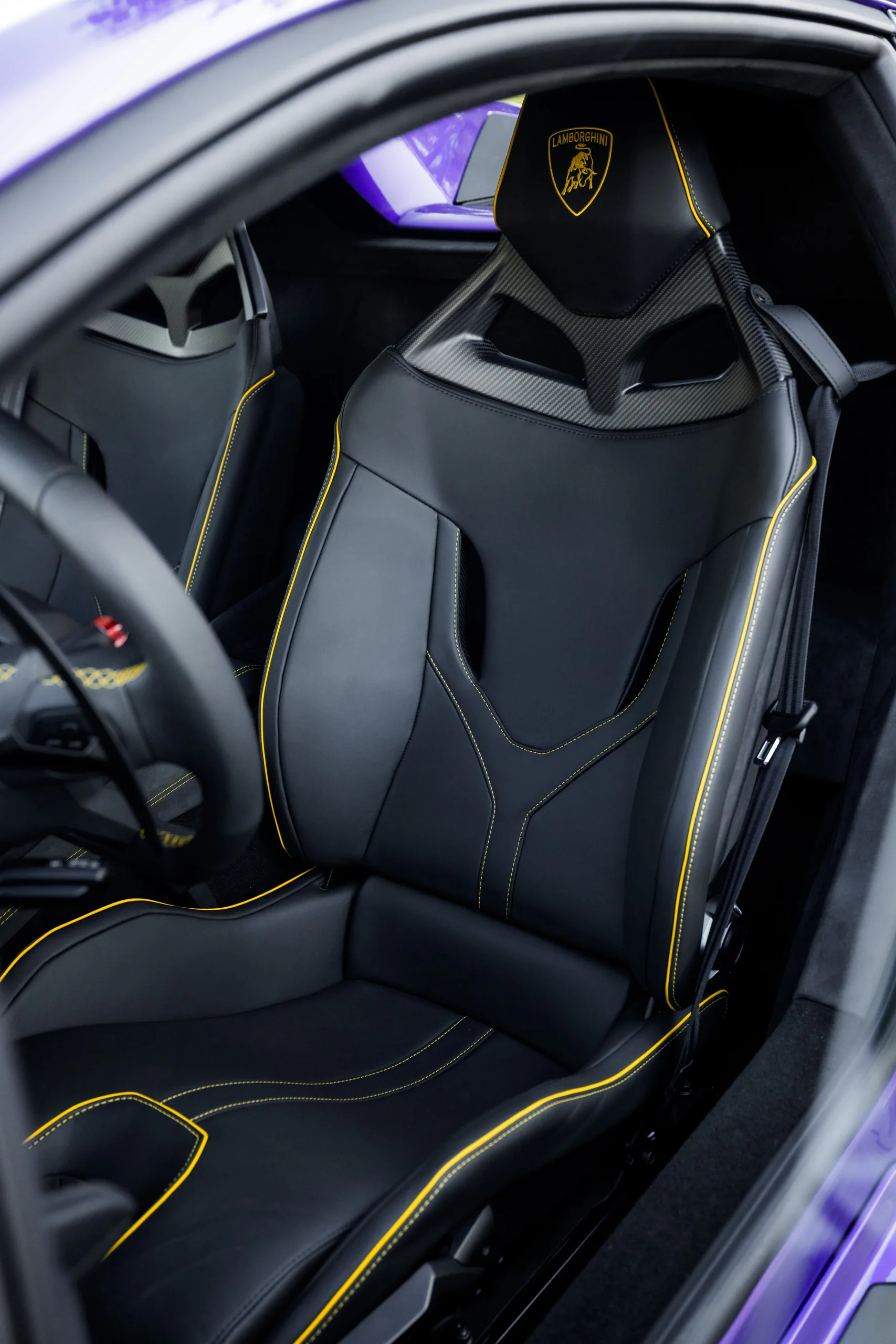 Temerario bucket seat in black leather with yellow contrast stitching